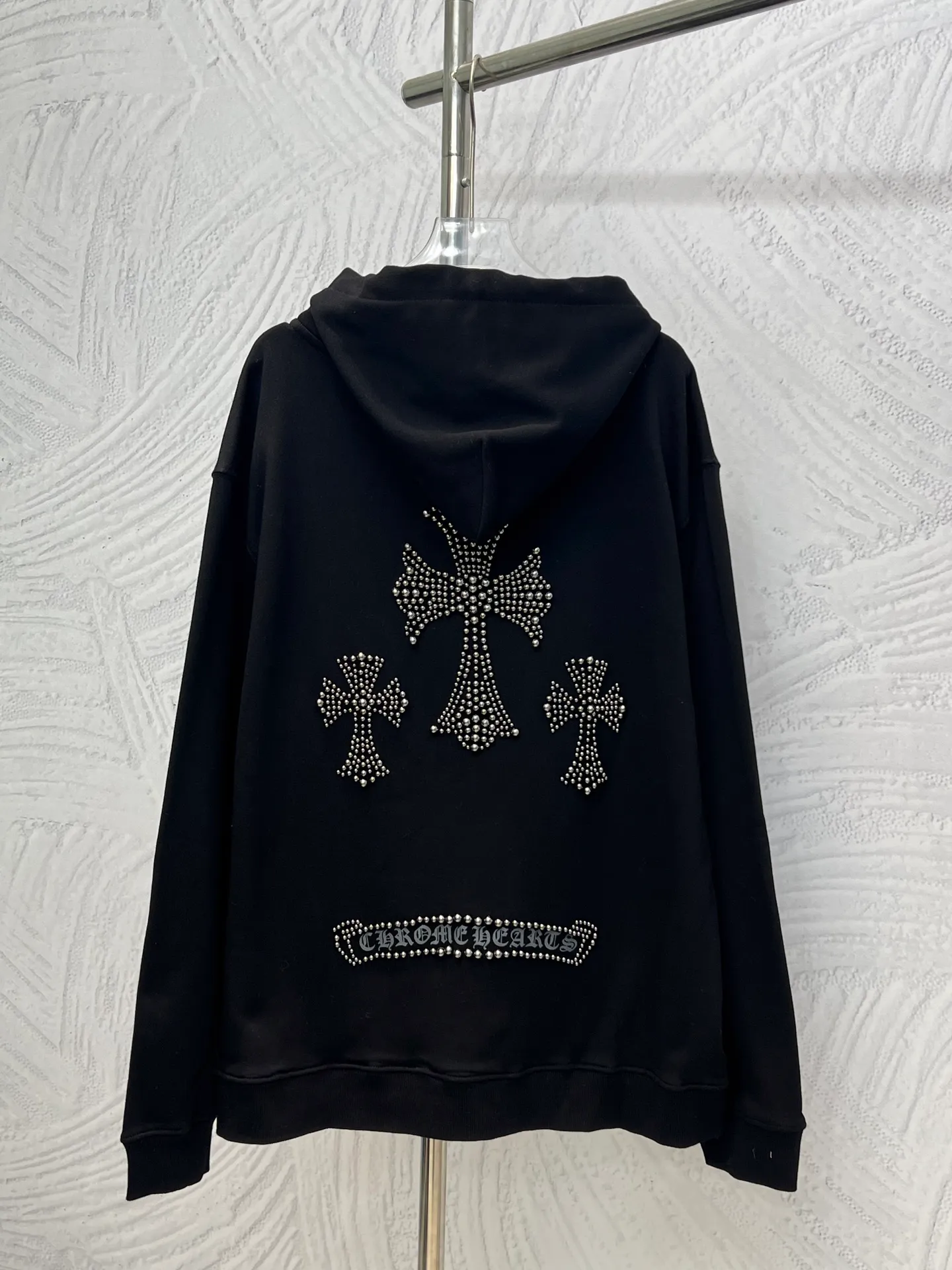 P350 𝗖𝗵𝗿𝗼𝗺𝗲 𝗛𝗲𝗮𝗿𝘁𝘀Cro Heart Pure cotton terry zipper hooded jacket High weight cotton double yarn 380g large terry fabric, fixed and dyed matching ribs, customized full set of accessories, clear letters and perfect restoration without difference. High-end atmosphere, full of class, imported rubber paddle printing graphics and customized bead blasting technology, all wiring is a special machine chain double line.  Size: M L XL XXL